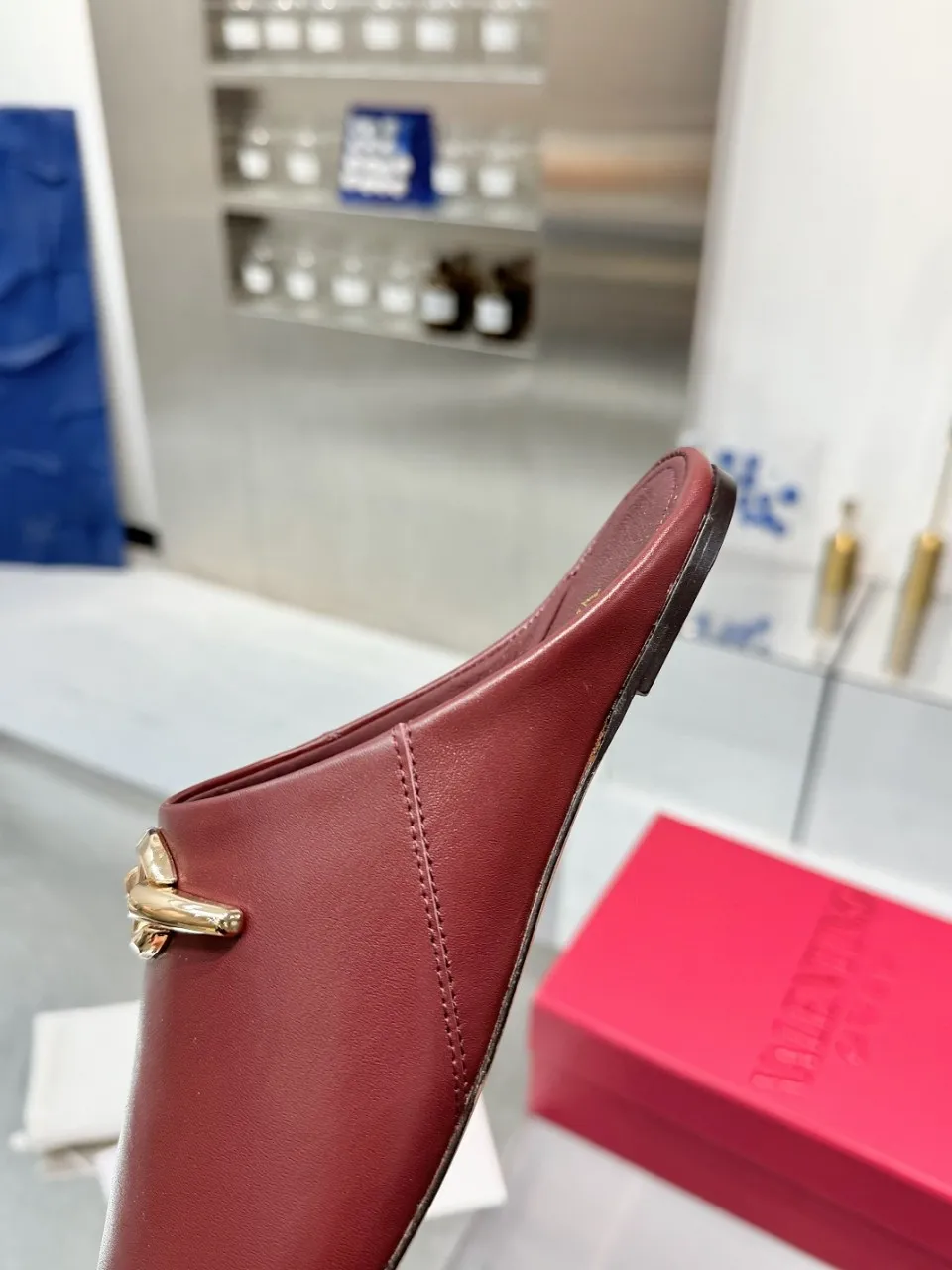 👟👟Ex-factory price 520👟👟 Valentino’s hottest new product in 2025, the new slippers are also easy to wear...😈😈😈 The latest logo buckle Perfectly combined with sexiness❤️‍🔥❤️‍🔥❤️‍🔥❤️‍🔥It is simply the pinnacle of summer fashion💖💖💖💖Original replica Outsole: Italian genuine leather outsole Heel height: Flat heel Size: 35-39 (40 41 42 customization is non-returnable and non-exchangeable)